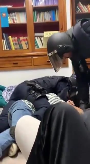 Desalojan a los estudiantes pro Gaza encerrados en la Universidad de Sevilla