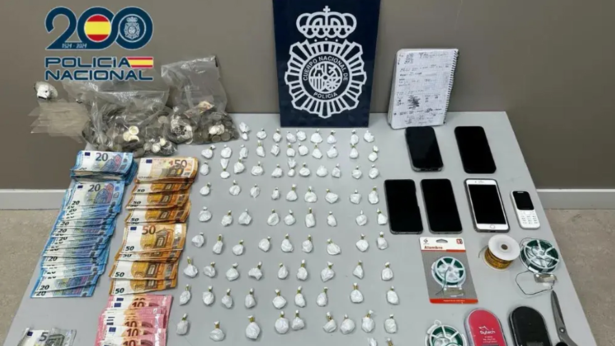 Desarticulados dos puntos de venta de drogas en Madrid: Agentes de la Policía Nacional detienen a tres personas y decomisan grandes cantidades de drogas y dinero en efectivo.