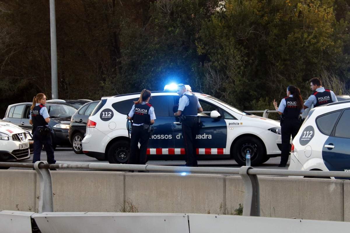 Desarticulan banda de narcos en Martorell con un gran cargamento de «gas de la risa»: 70 botellas y 44 cajas intervinidas