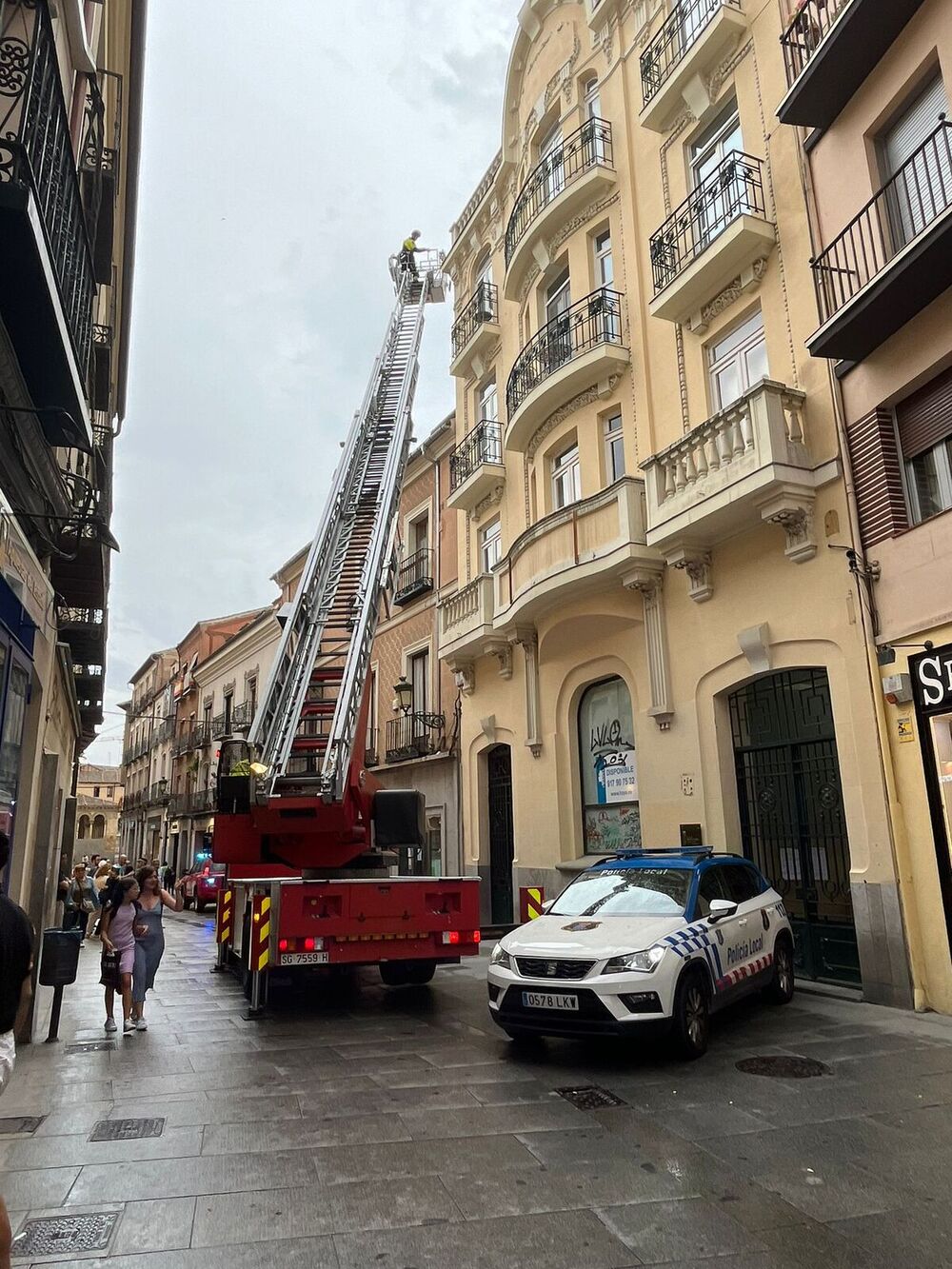 Cae revoco de la fachada en un edificio de la Calle Real