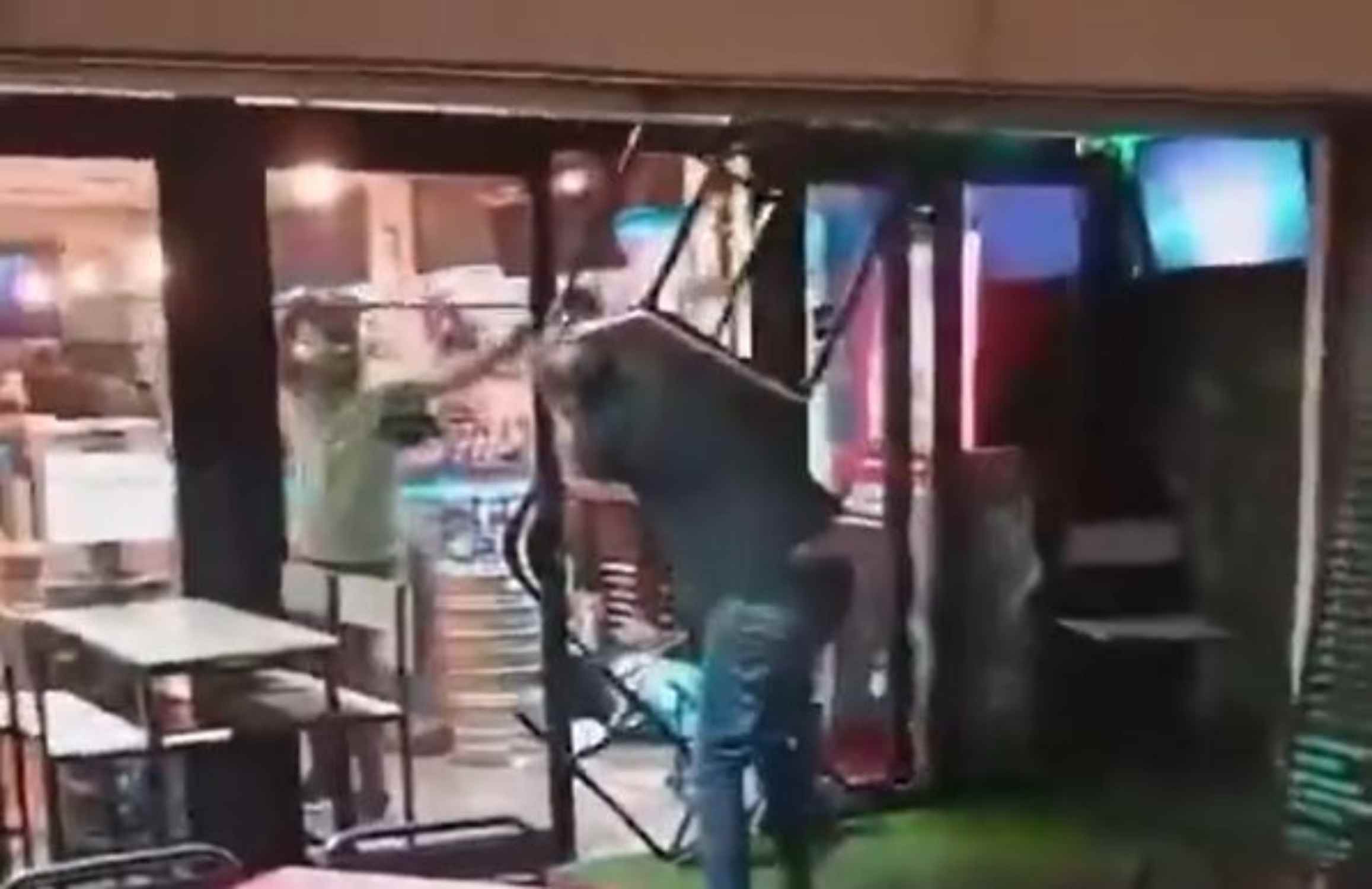 Detenido en Calella un hombre que protagonizó disturbios en un bar tras perder dinero en una tragaperras