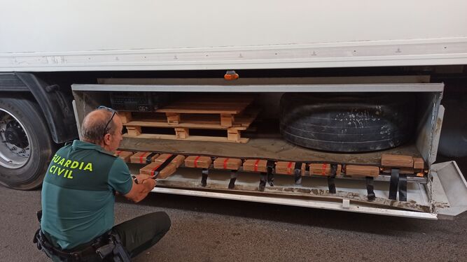 Arrestado en Motril por llevar 287 kilos de hachís en un falso techo de su camión