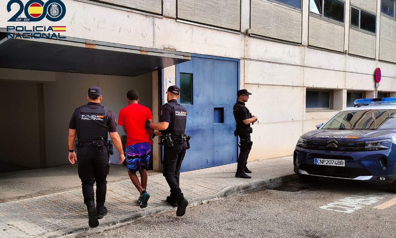 Detenido un colombiano reincidente por agredir a un joven con una botella de cristal rota en Manacor