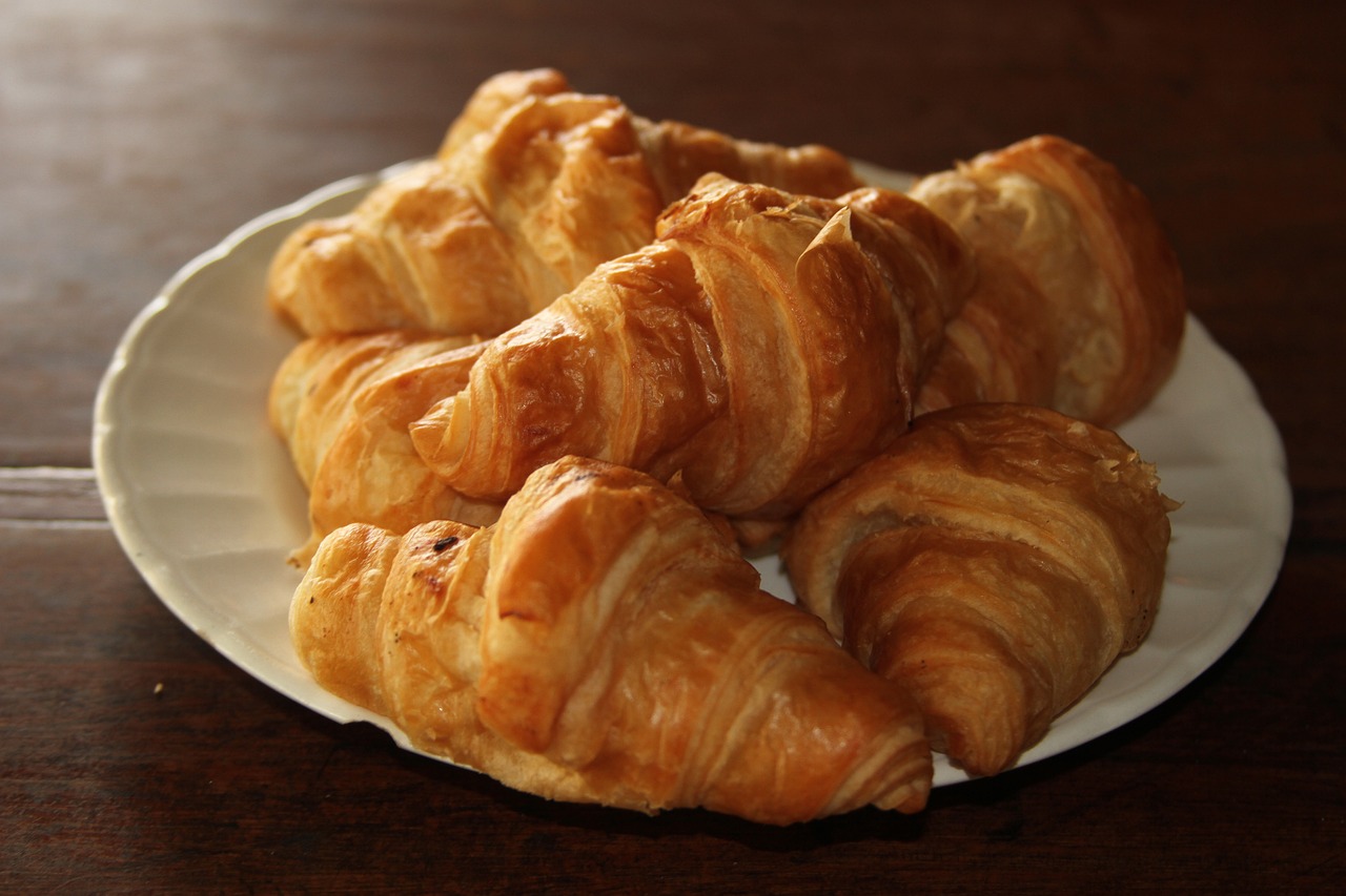 Roba una bandeja de croissants en Vitoria y se pone violento
