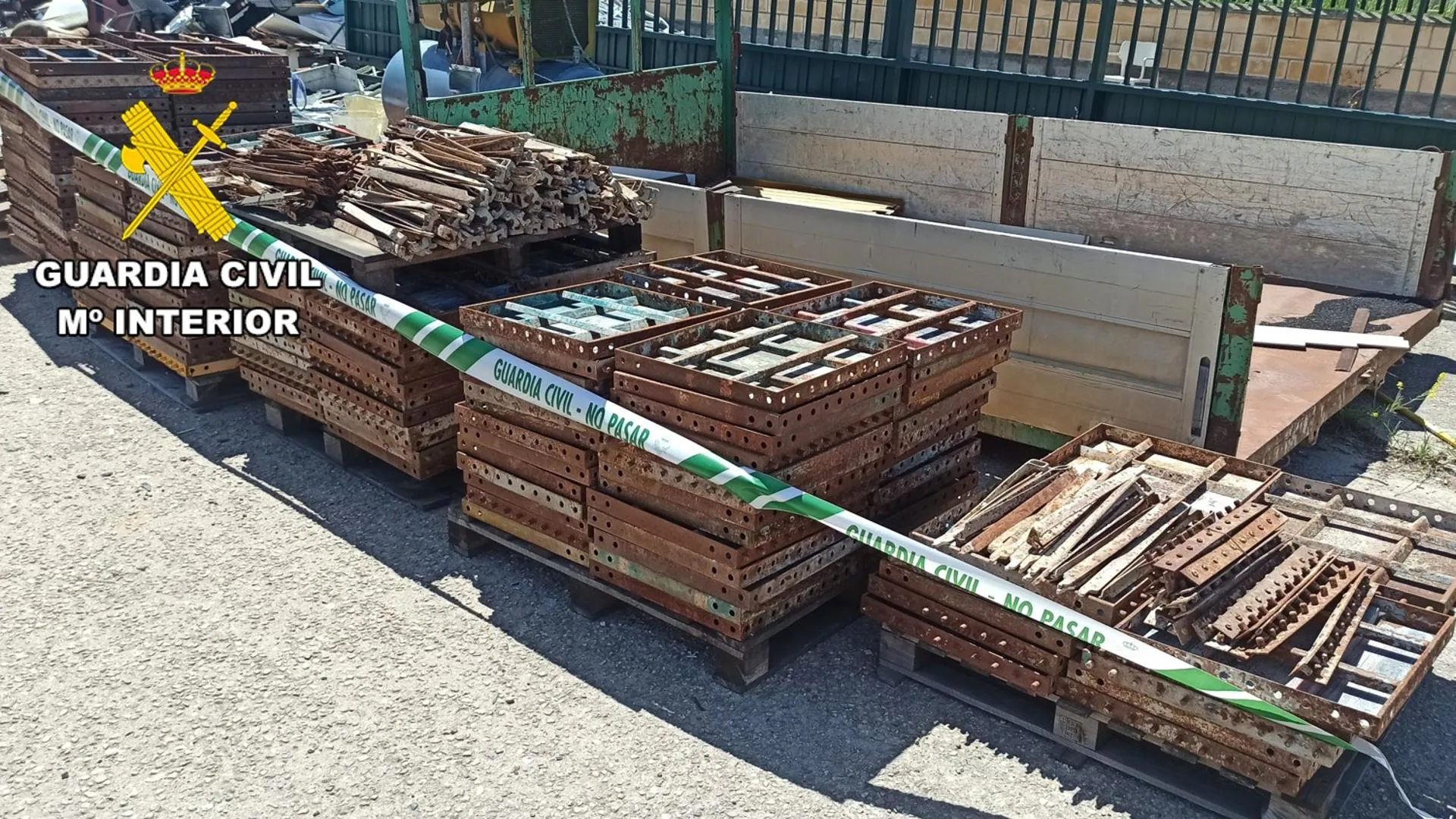 Dos detenidos por robar material de obra y tapas de alcantarilla en Burgos