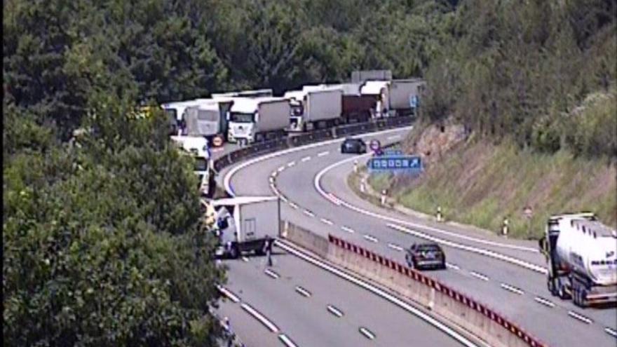 Dos camioneros resultan heridos en un accidente en la N-1 a su paso por Idiazabal