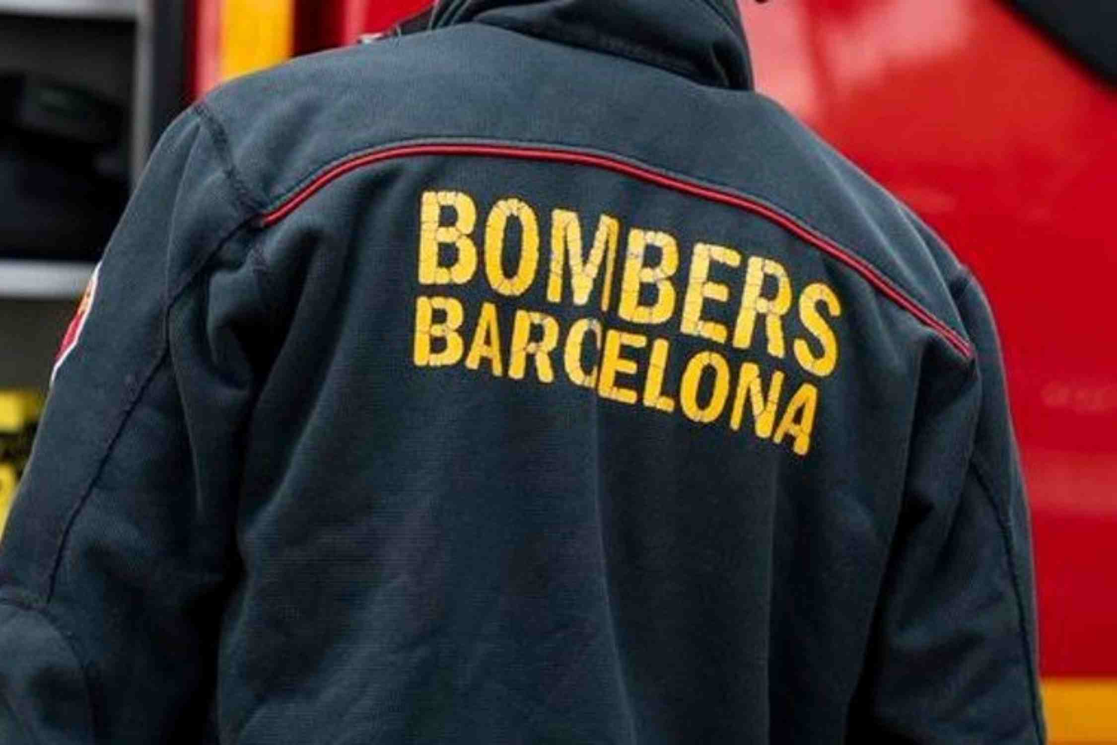 Dos heridos en un incendio en un piso de Barcelona y vecinos desalojados