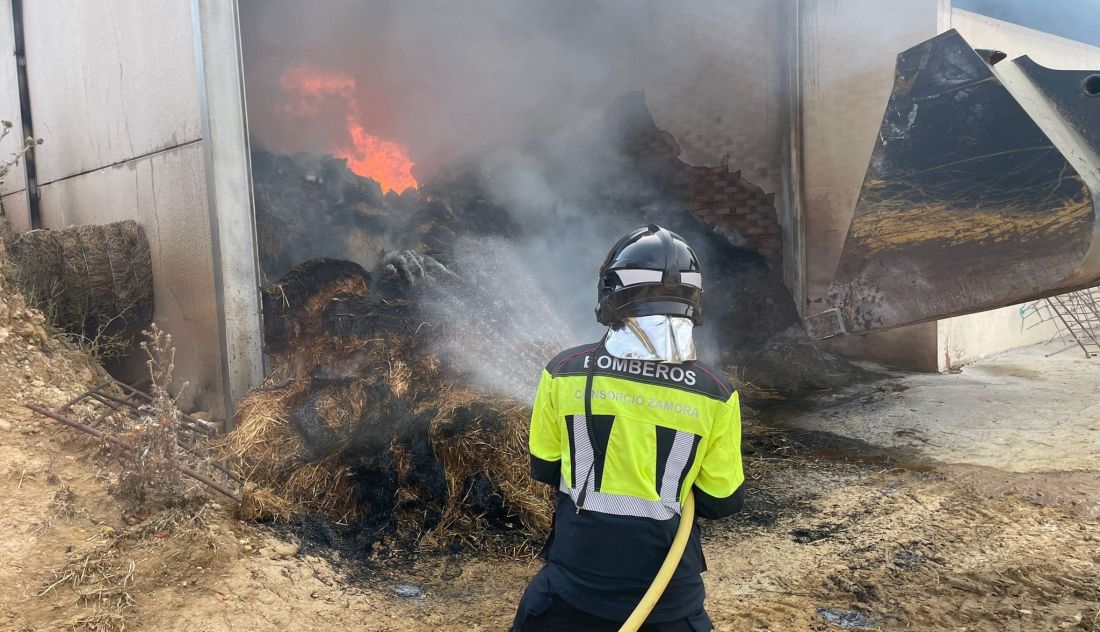 Efectivos de bomberos intervienen en la extinción de incendio en Argujillo, Zamora, que amenazaba a una nave y obligó al desalojo de 900 ovejas