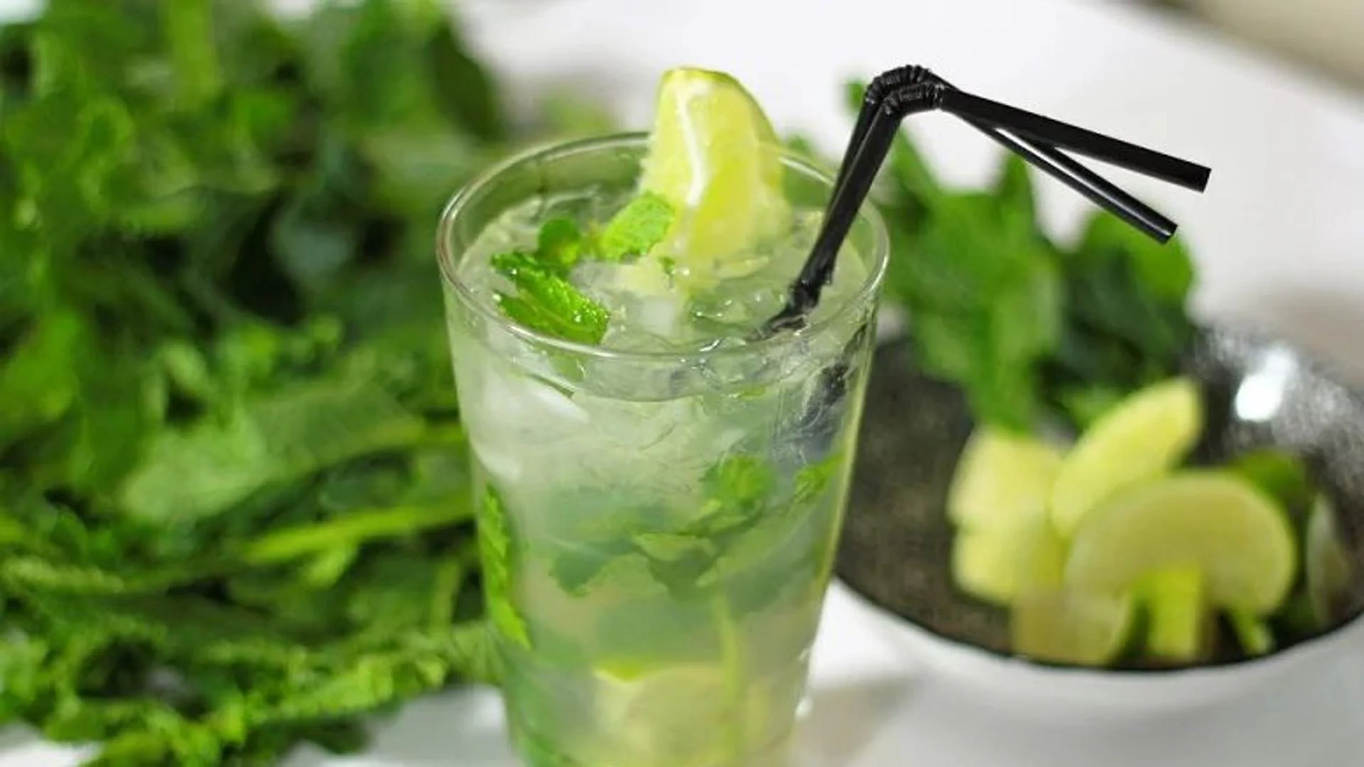 Efectivos de la Policía Local de Málaga desmantelan red de venta ilegal de mojitos caseros en la playa