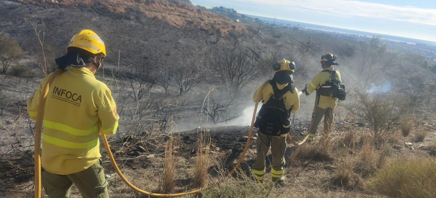 El Plan Infoca trabaja intensamente para extinguir un incendio forestal en Níjar, Andalucía