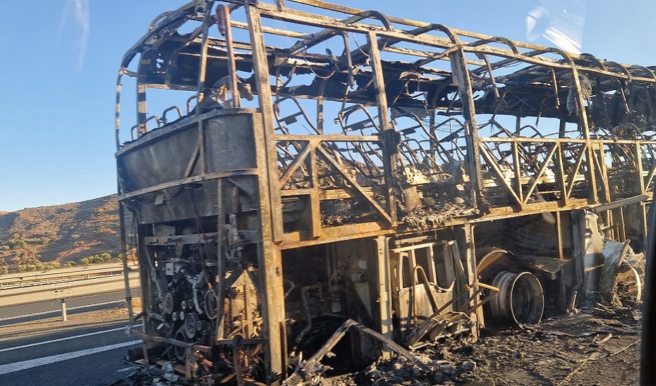 Sale ardiendo un autobús y provoca el corte de la A-7