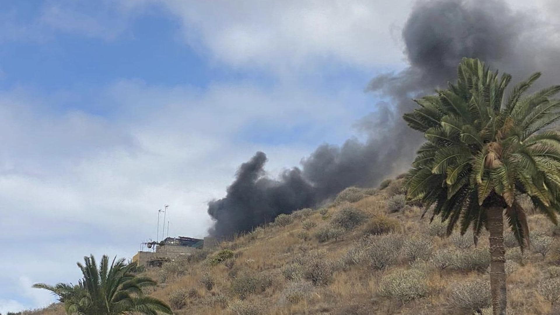 Logran estabilizar el incendio en una vivienda de Telde, que se propagó a una ladera de difícil acceso