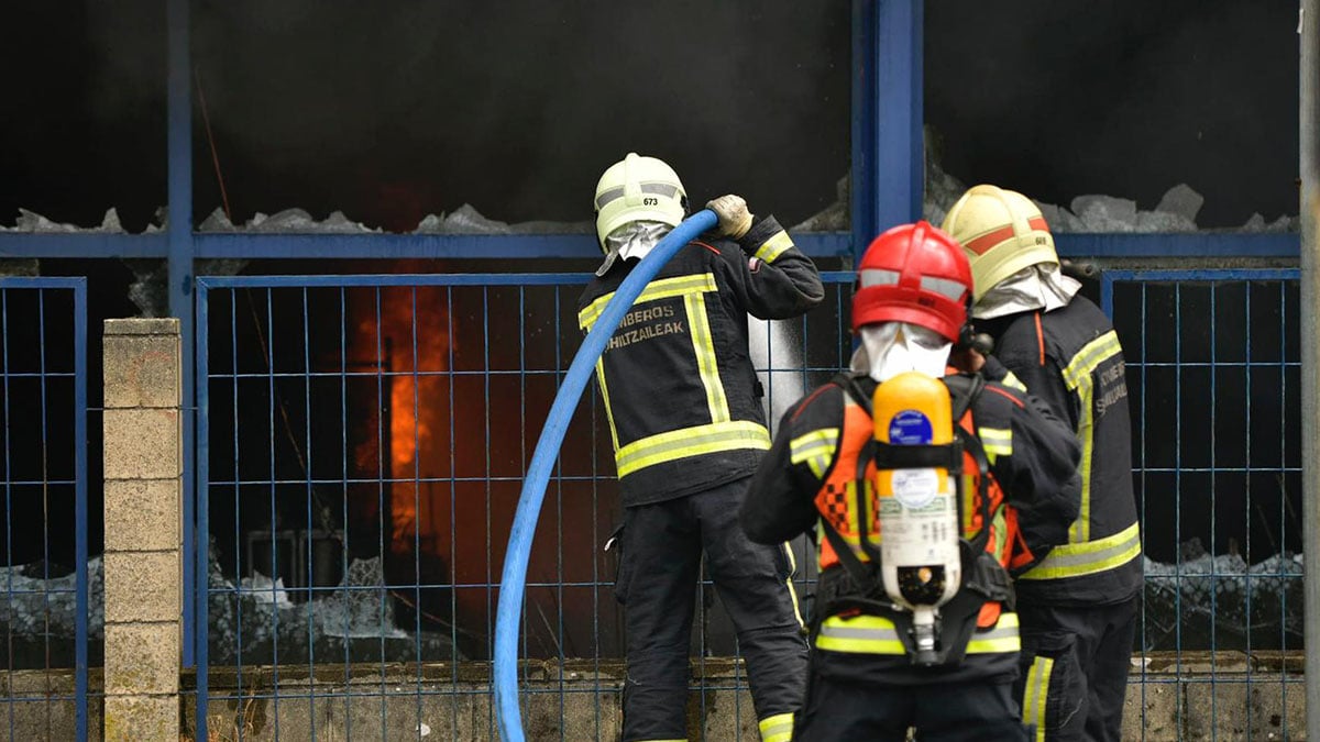 Fuerte incendio en nave industrial de Pamplona afecta a empresa de gestión de residuos