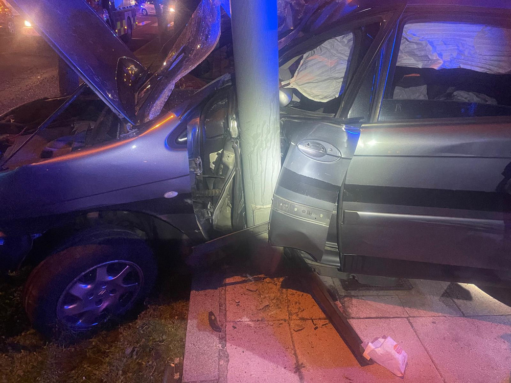 Dos jóvenes resultan heridos al chocar su coche con una farola