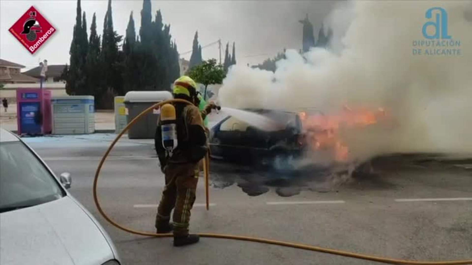 Grandes bomberos evitan la propagación de incendio en vehículo en Orihuela