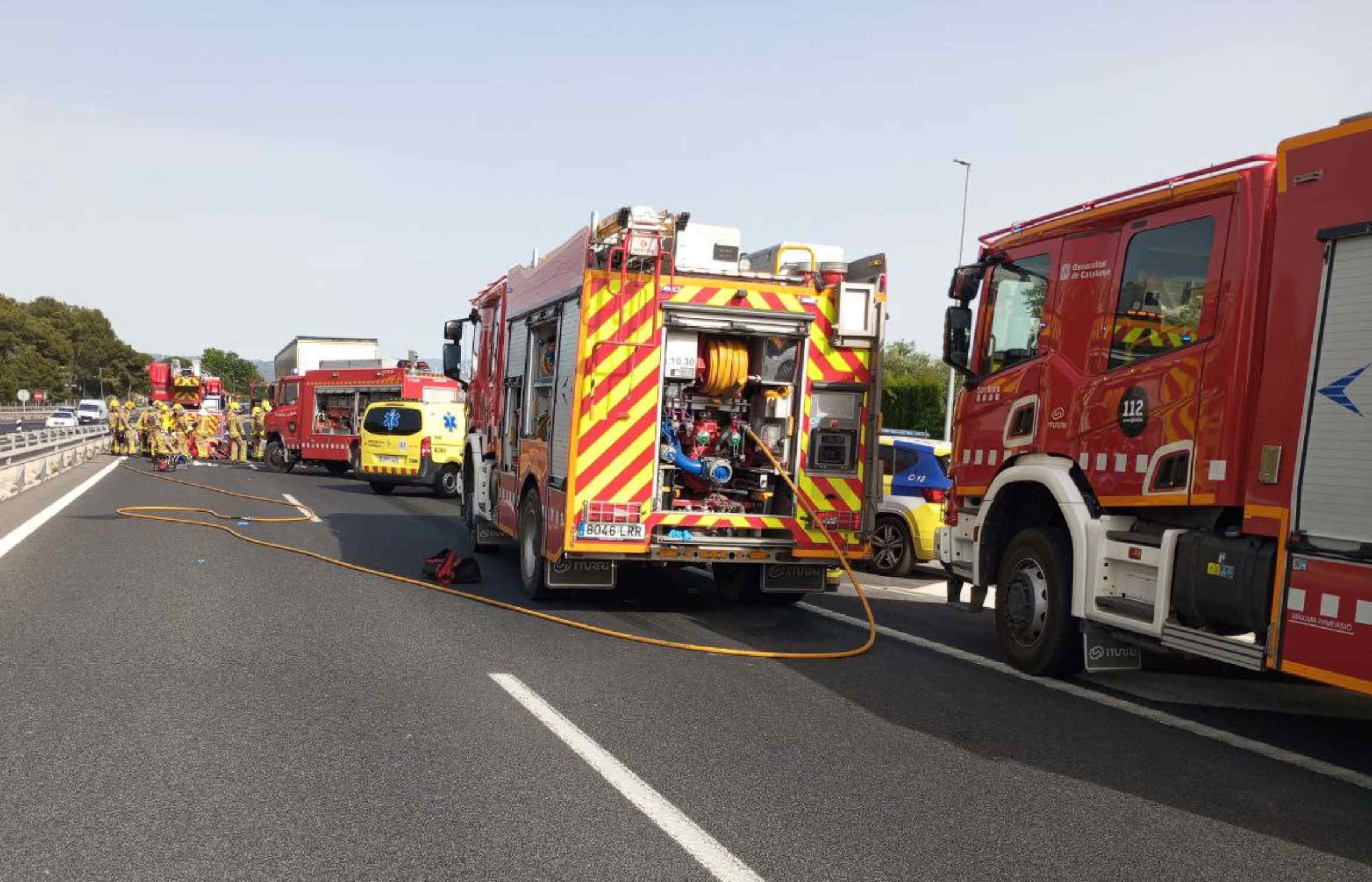 Grave accidente de tráfico en Collbató deja a conductor de grúa en estado crítico tras choque con un camión