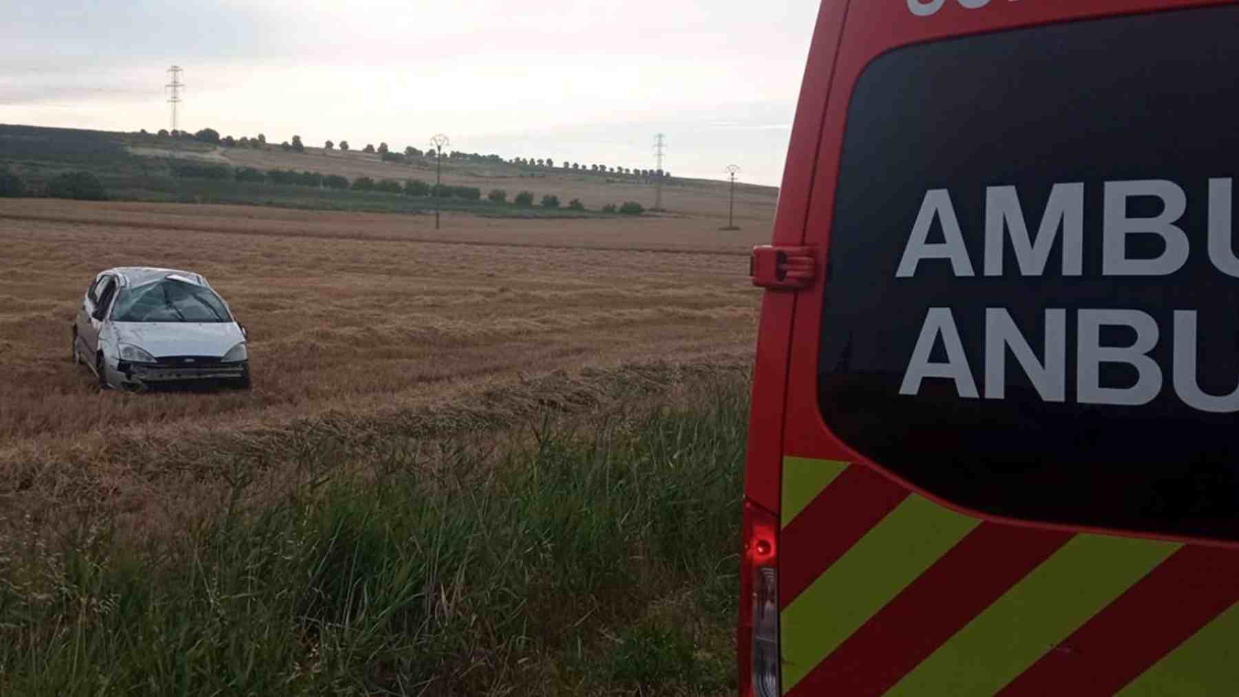 Sale volando, da dos vueltas de campana y acaba en un campo de cereal en Navarra