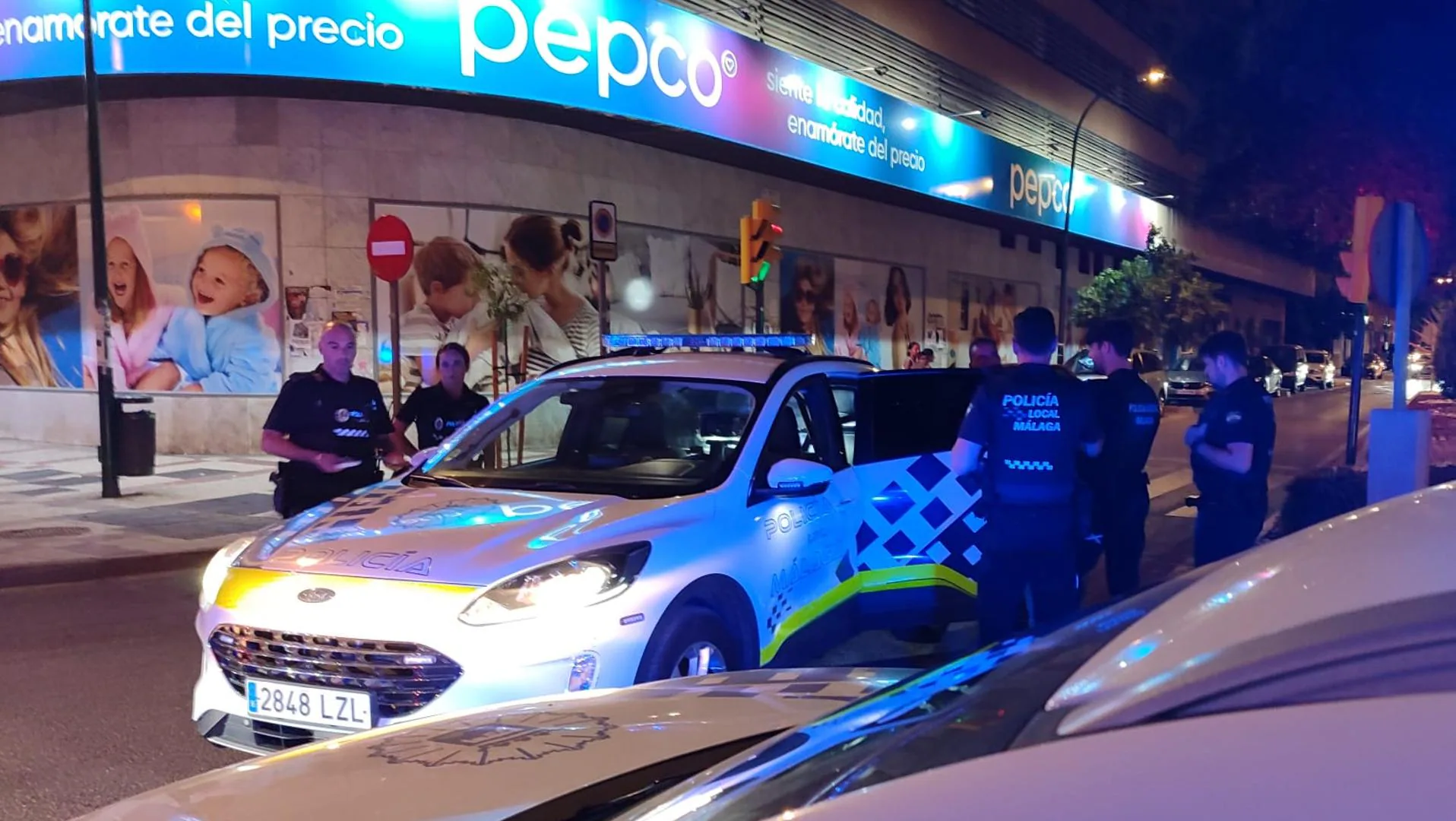 Hombre amenaza a camareros con un cuchillo tras negarse a pagar en un bar de Málaga