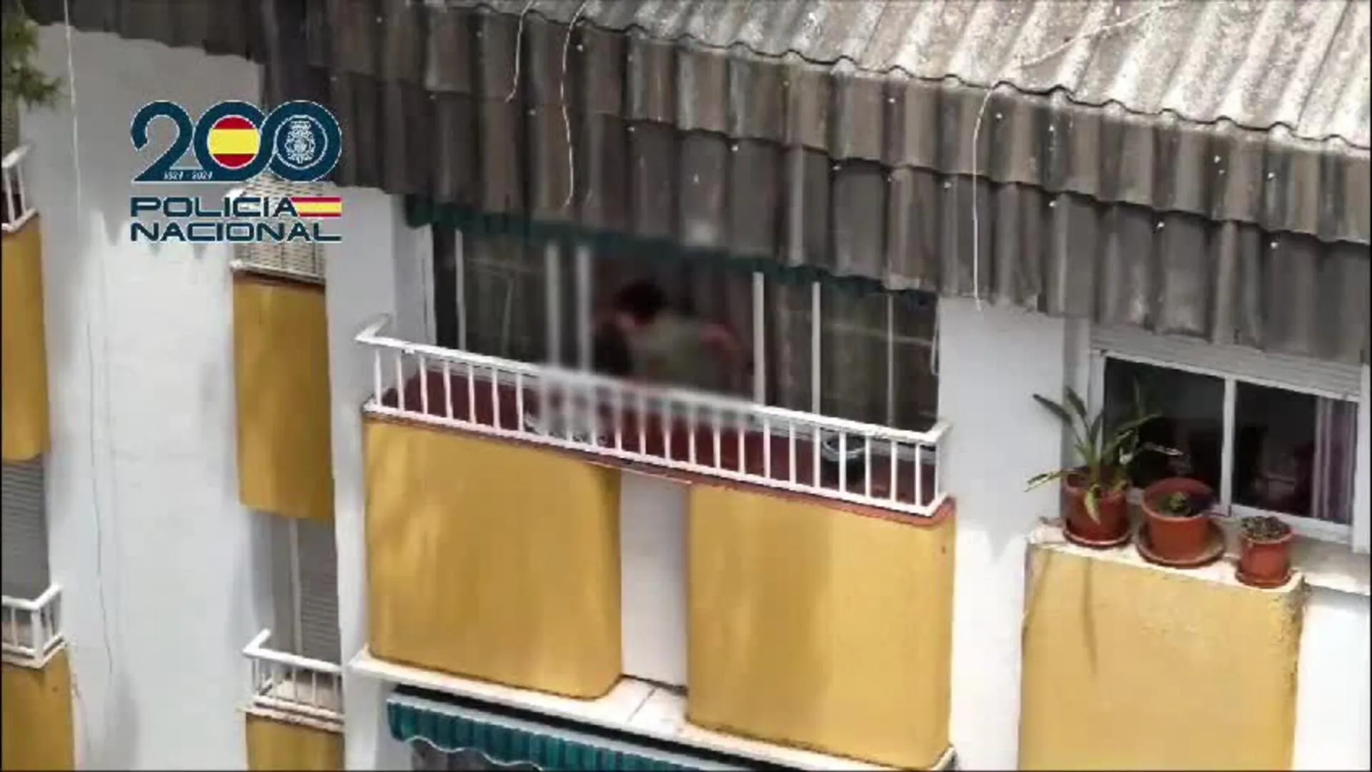 Sucesos Málaga: Así redujo la policía al hombre que se atrincheró con un rehén en Marbella