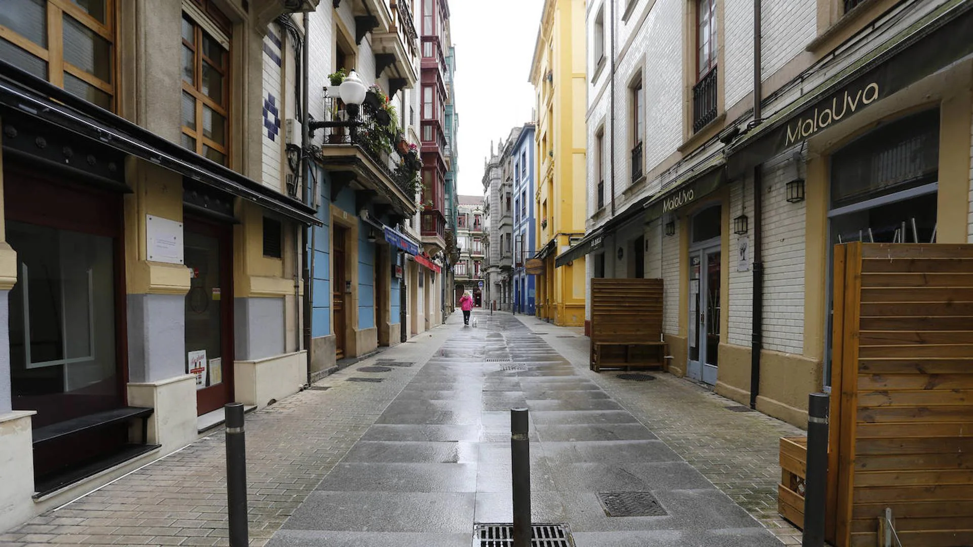 Apalea a su perro en la Ruta de los Vinos de Gijón ante la estupefacción de testigos