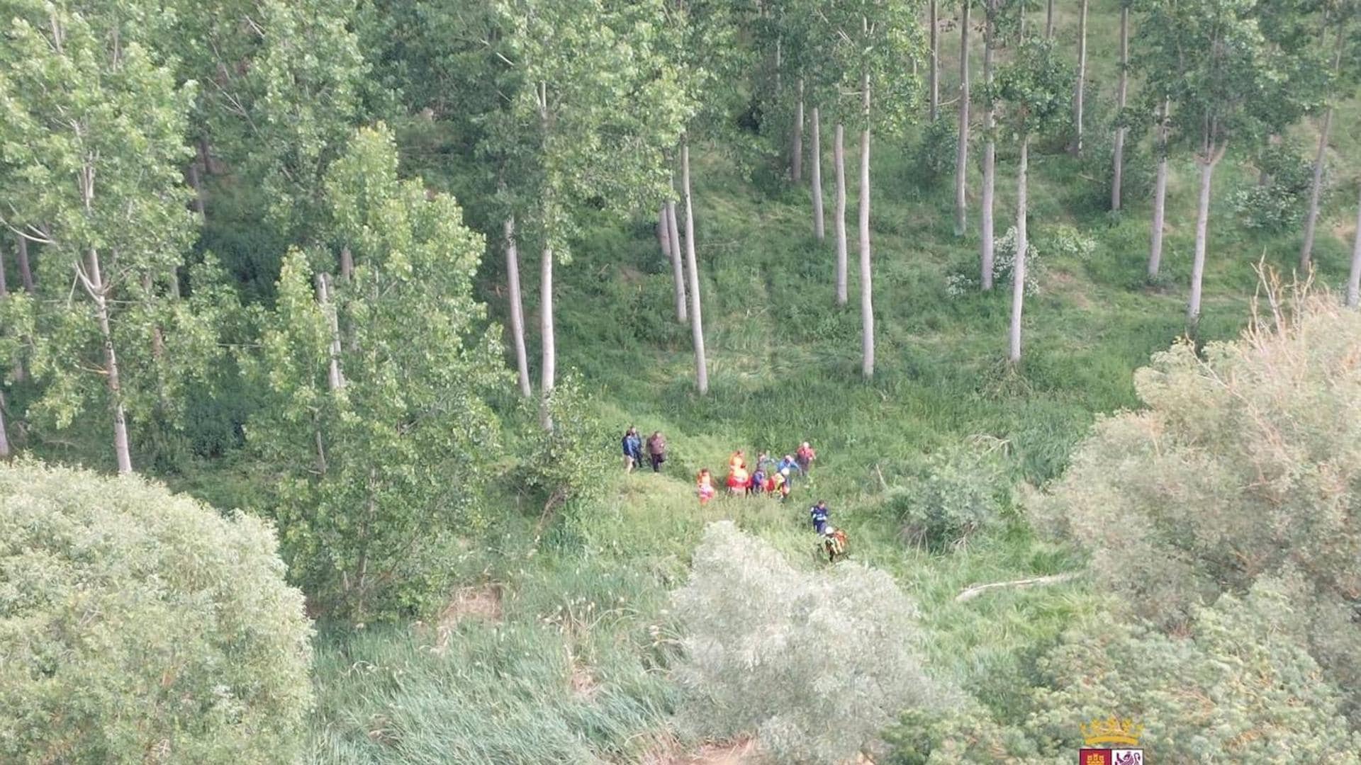 Rescatan a un hombre herido tras caerse de un árbol en la zona de Melgar