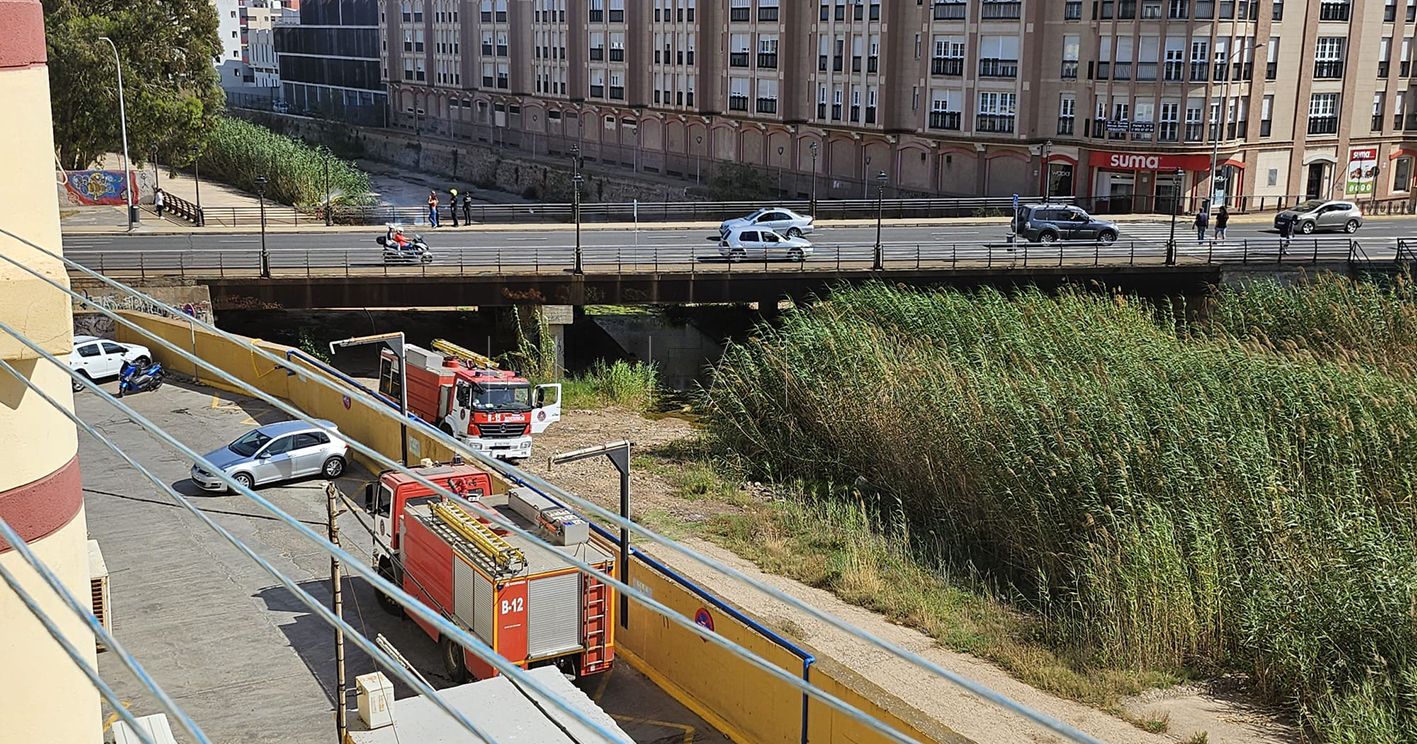 Importante incendio en cañizos del Río de Oro moviliza a los Bomberos de Melilla