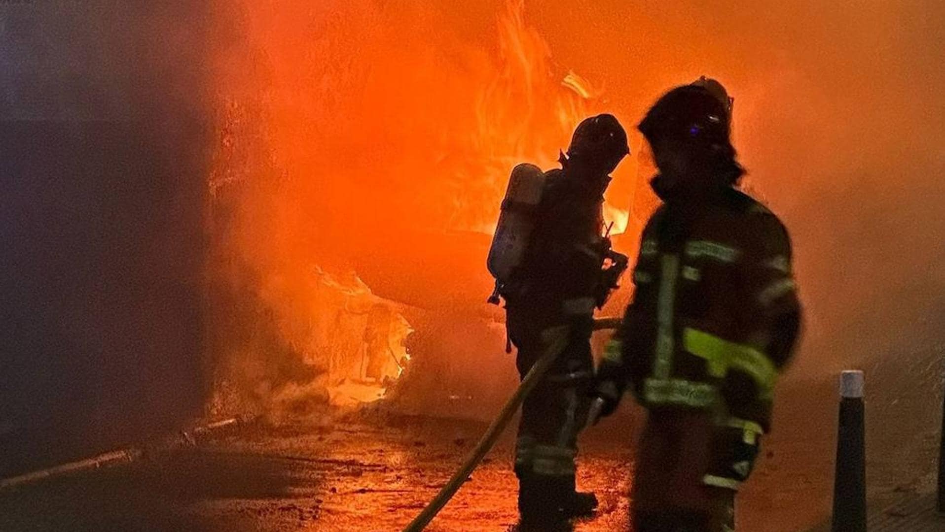 Incendio de vehículo en Las Palmas de Gran Canaria afecta fachada y tubería de una vivienda en la Vega de San José