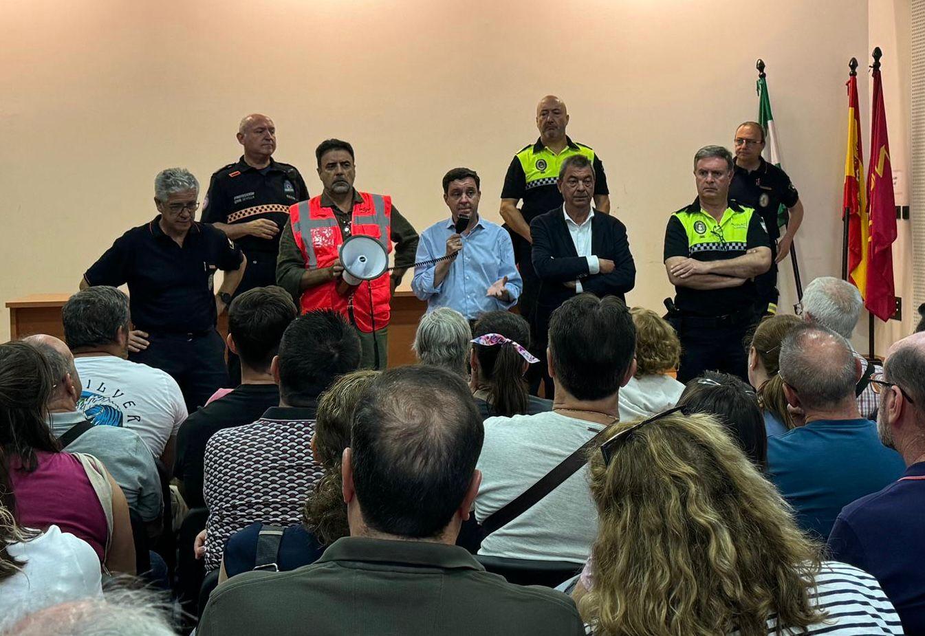 La reunión de De la Rosa y Flores con los vecinos. - Ayto