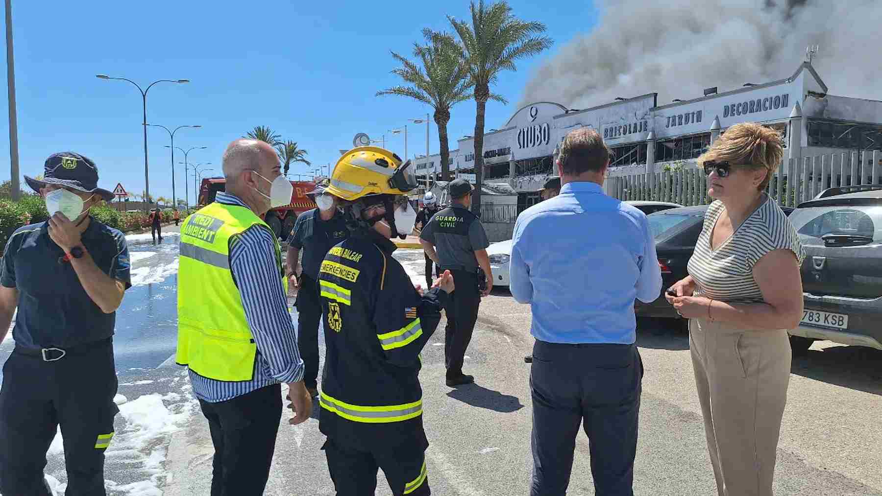 Grave incendio en la nave industrial de Citubo cerca del aeropuerto de Ibiza
