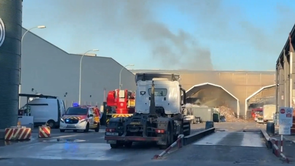 Arde una nave de reciclaje de cartón en el polígono La Isla de Dos Hermanas