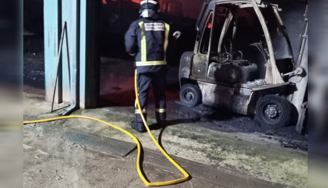 Incendio en una nave industrial de Pedralba de la Pradería: Efectivos del Consorcio de Incendios de Zamora se movilizan para sofocar las llamas