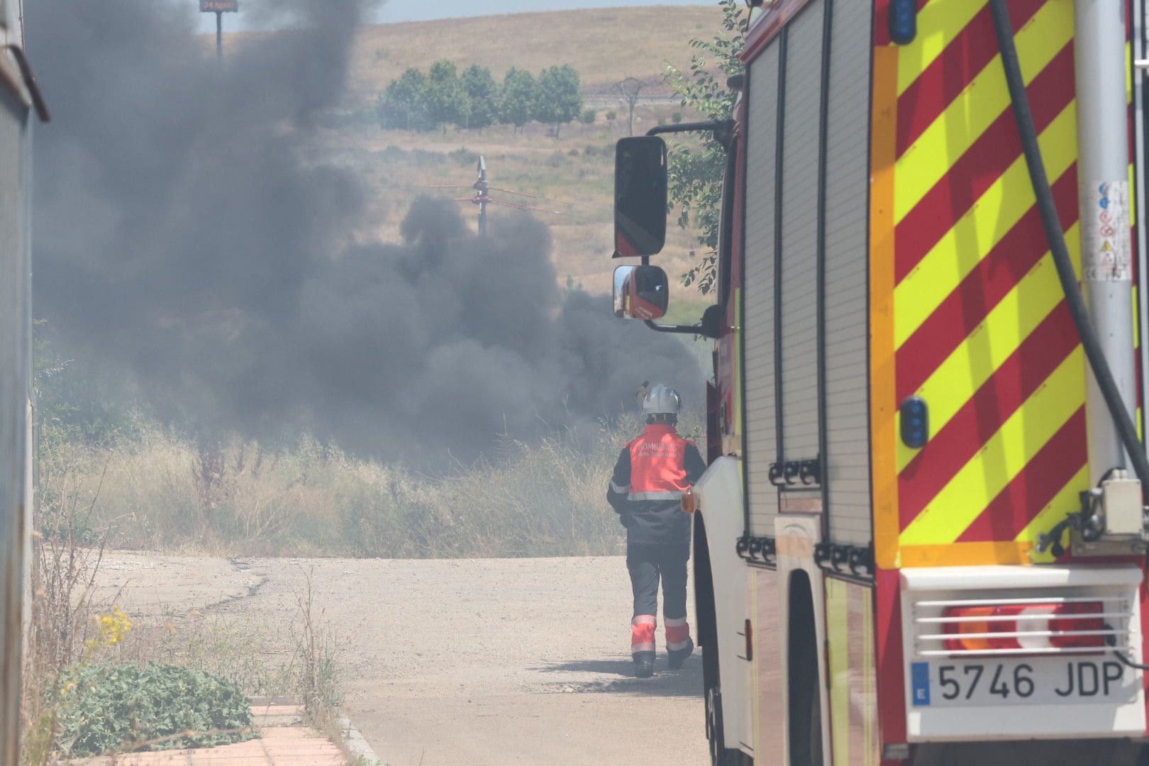 Salamanca: Un fuego frente a la piscina de Tejares origina una densa y negra humareda