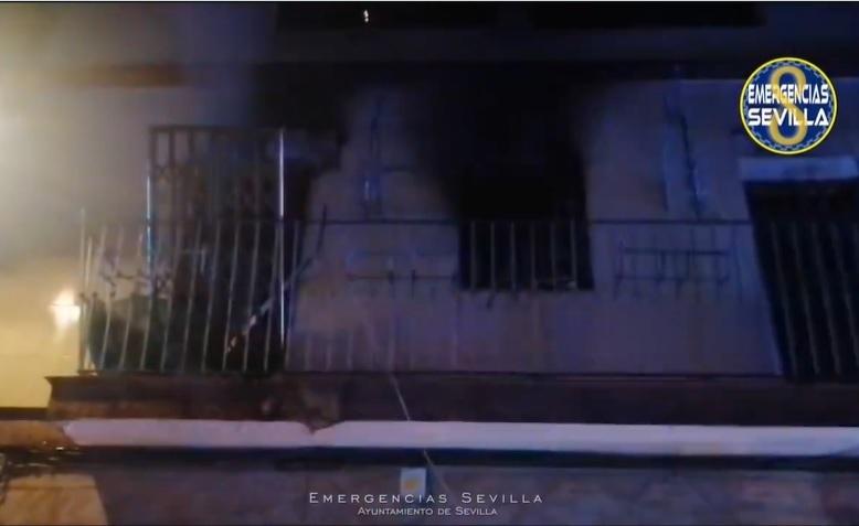 Imagen del incendio originado en la vivienda de la calle Pedro de Mena - Emergencias.