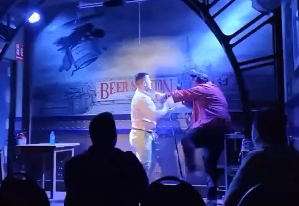 Un vallisoletano agrede al cómico Caravaca en su show
