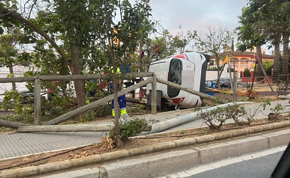 El coche volcó en el interior de un parque infantil
