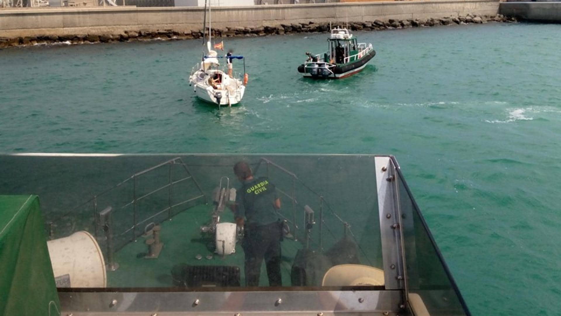 Un velero entra en el Puerto de Alicante sin nadie al timón