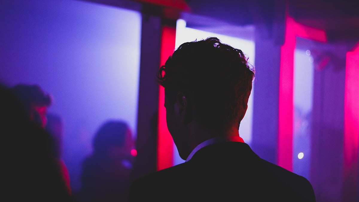 Detenido un hombre en Navarra por agredir a una mujer para robarla fuera de una discoteca