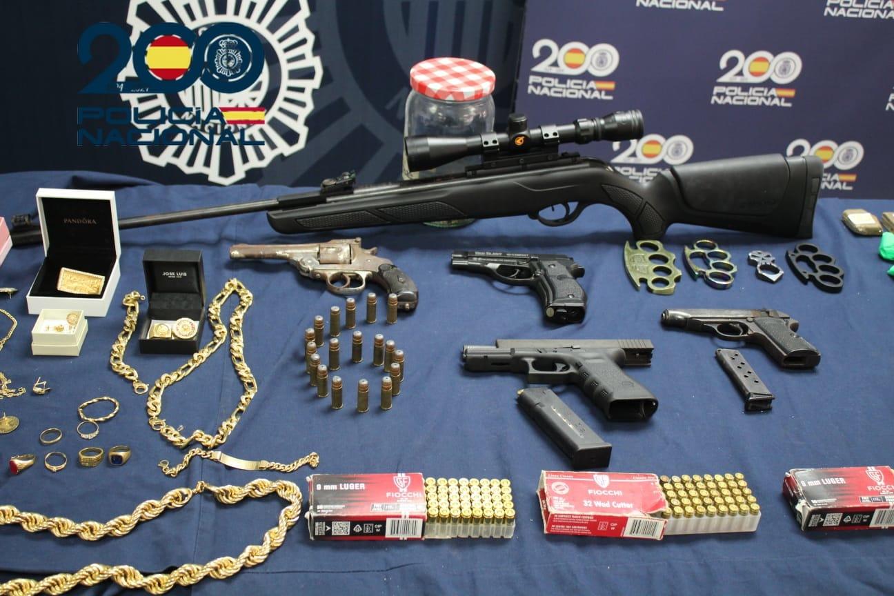 Imágenes de las armas y joyas intervenidas al grupo criminal. - CNP.