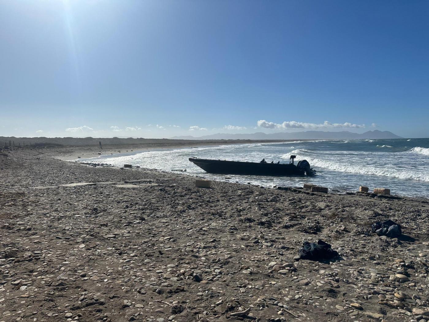 Embarcación varada en la playa almeriense de Torregarcía. - DELEGACIÓN DEL GOBIERNO EN ALMERÍA