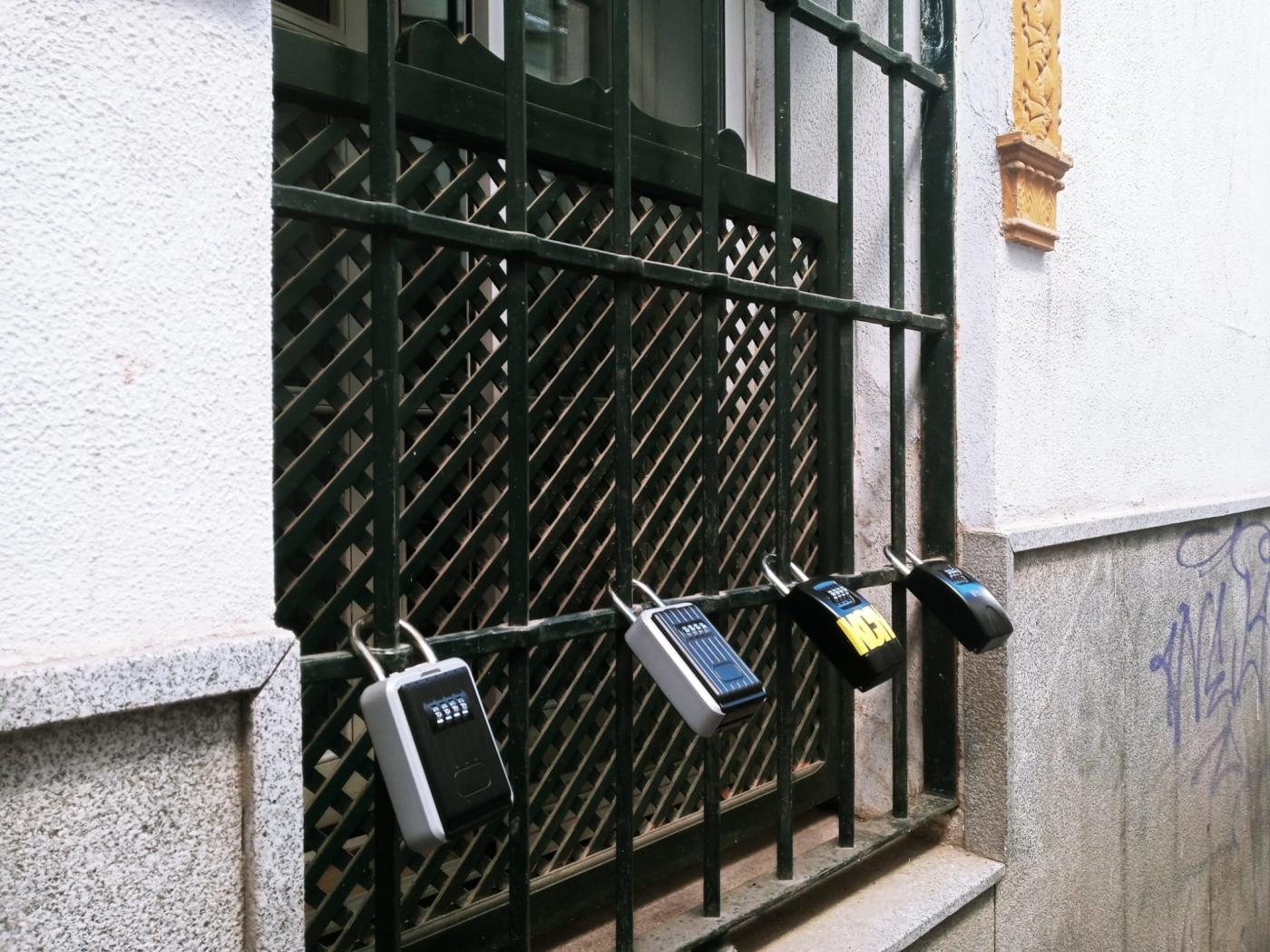 Buscan que desaparezcan los candados de las fachadas. - EP