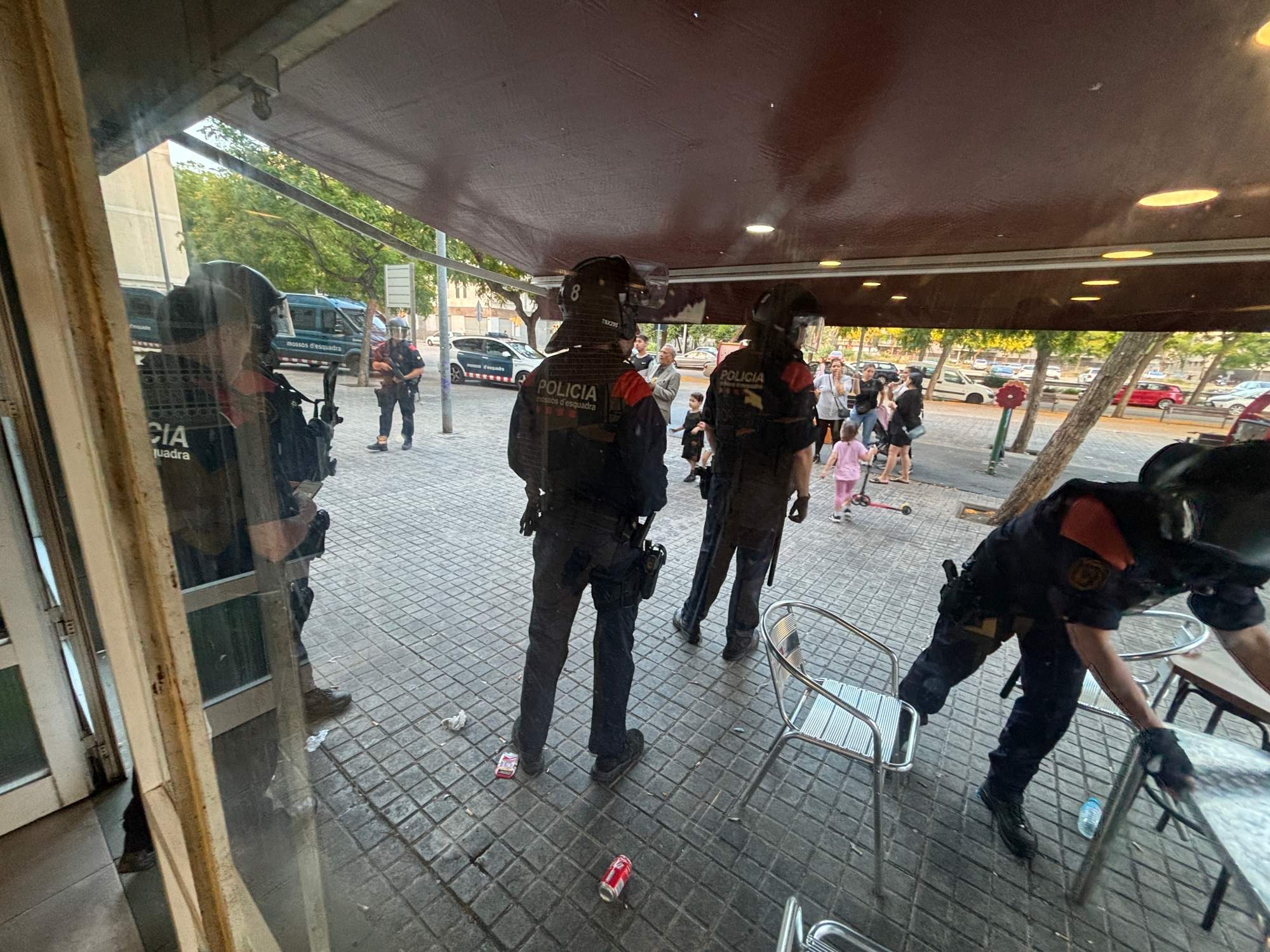 La solución para controlar la inseguridad en la Mina y el Besòs no solo es policial, según el inspector de los Mossos d’Esquadra Jordi Arasa. El dispositivo Límit busca reforzar la presencia policial en estos dos puntos problemáticos del área metropolitana de Barcelona, con la colaboración de la policía local y la Policía Nacional. El objetivo principal es controlar a los multirreincidentes que entran en el barrio para comprar droga. Además, se realizan controles de paso, inspecciones en locales y se busca retirar armas de fuego y armas blancas de las calles. El inspector Arasa lidera este operativo, que busca recuperar el control del barrio centímetro a centímetro.