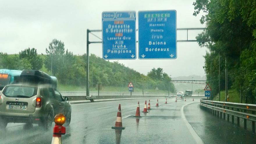 Cerrada la AP-8 en Usurbil por un desprendimiento de tierra