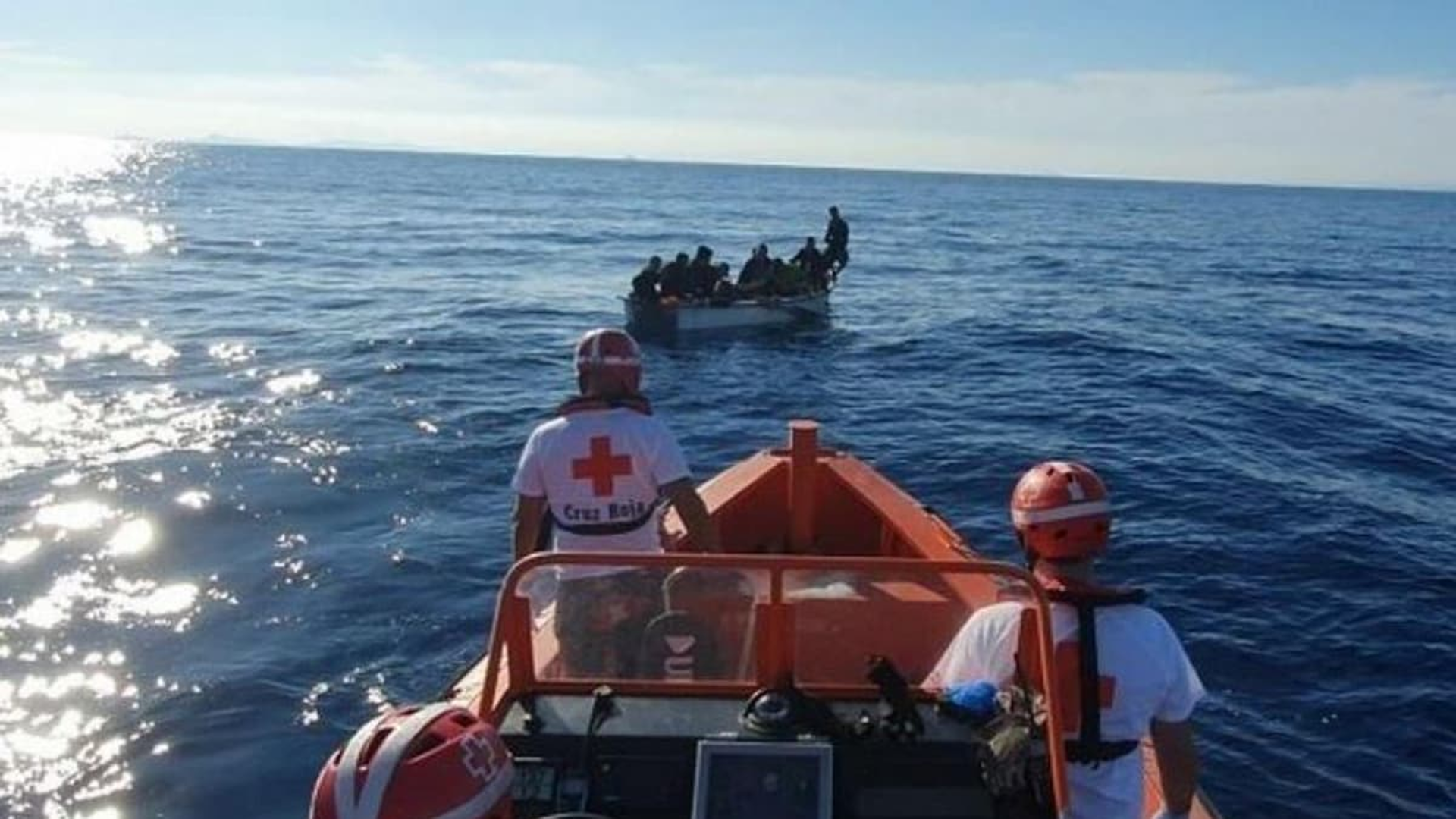 Localizan dos pateras en aguas de Alicante: Cruz Roja activa el ERIE AHI