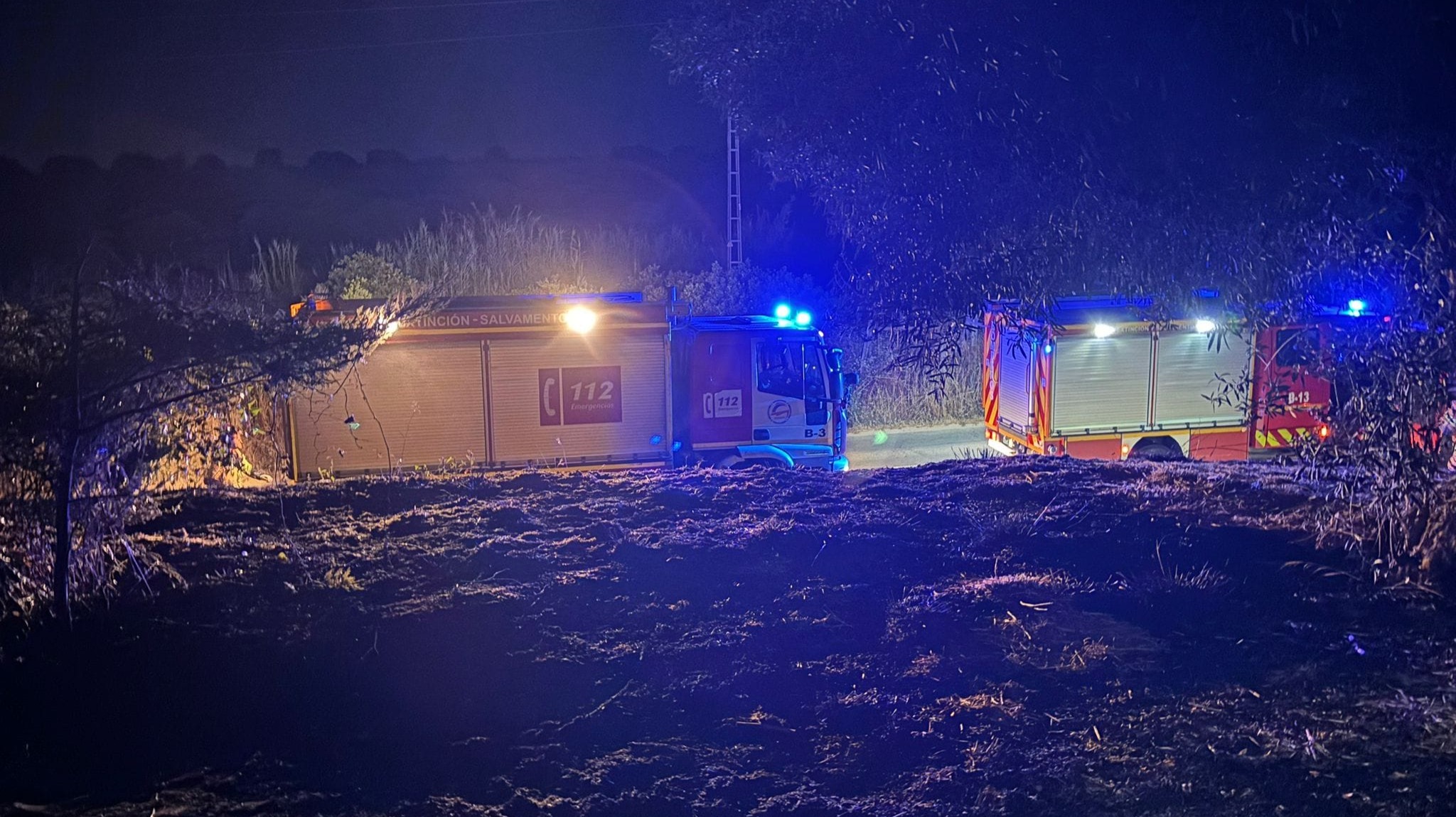 Los bomberos de Almonte apagan un incendio en Rociana del Condado