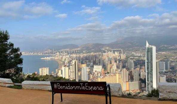 Un vitoriano pierde 6.300 euros en la playa de Benidorm