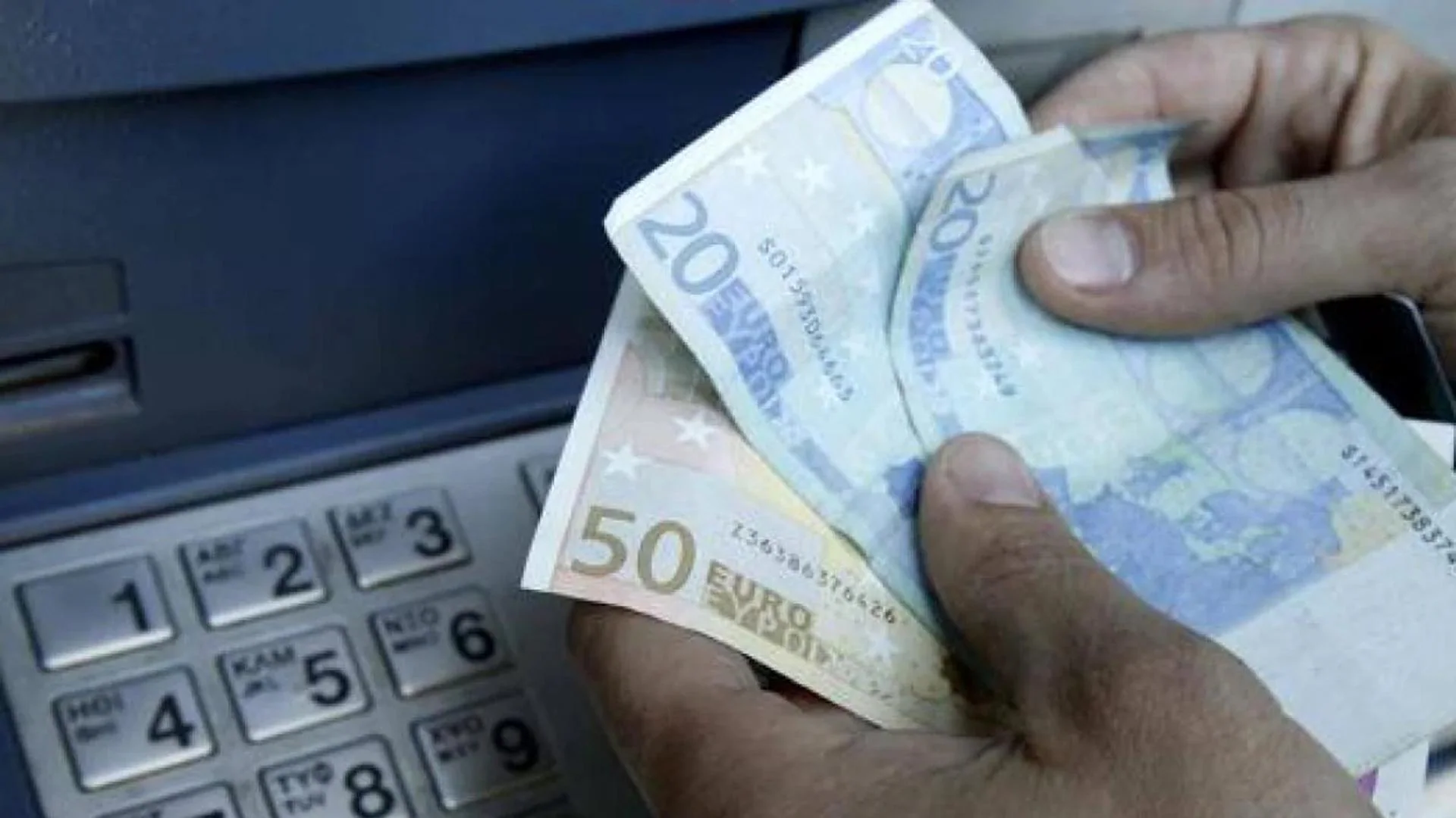 Detienen a una mujer por estafar 5.000 euros a su suegra tras robarle su tarjeta bancaria en Málaga