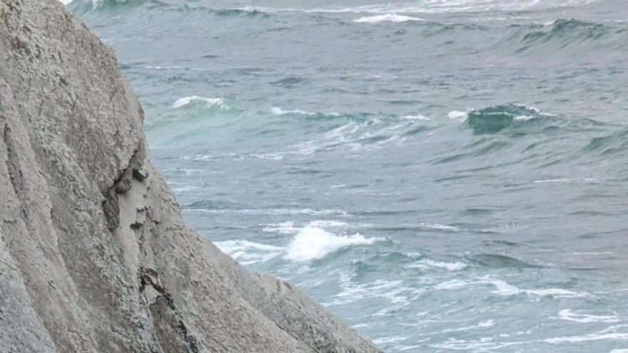 Un helicóptero de la Ertzaintza rescata a una mujer atrapada en el Flysch de Zumaia