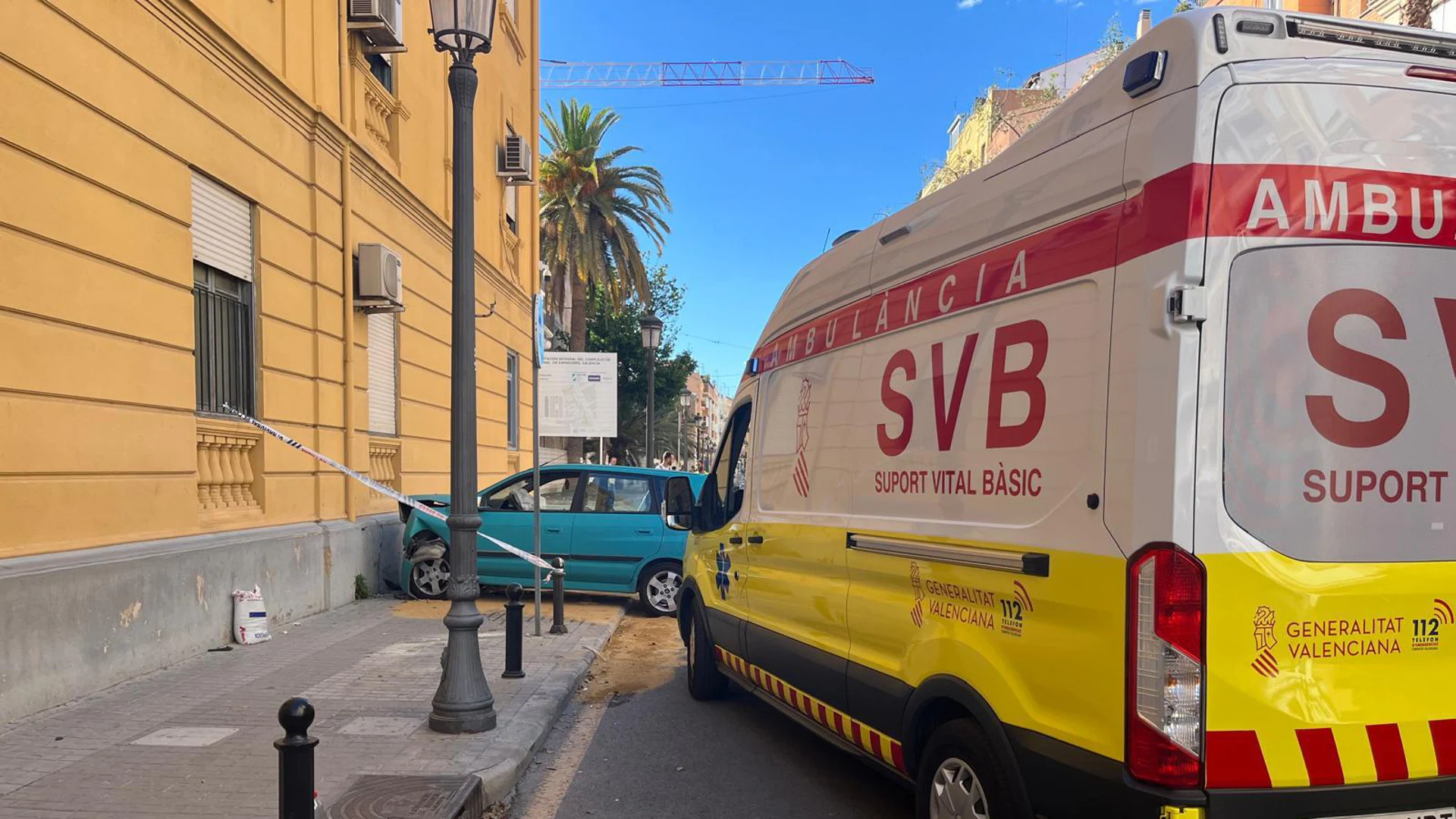 Una mujer se estrella con su coche contra la comisaría de Ruzafa tras sufrir una crisis epiléptica