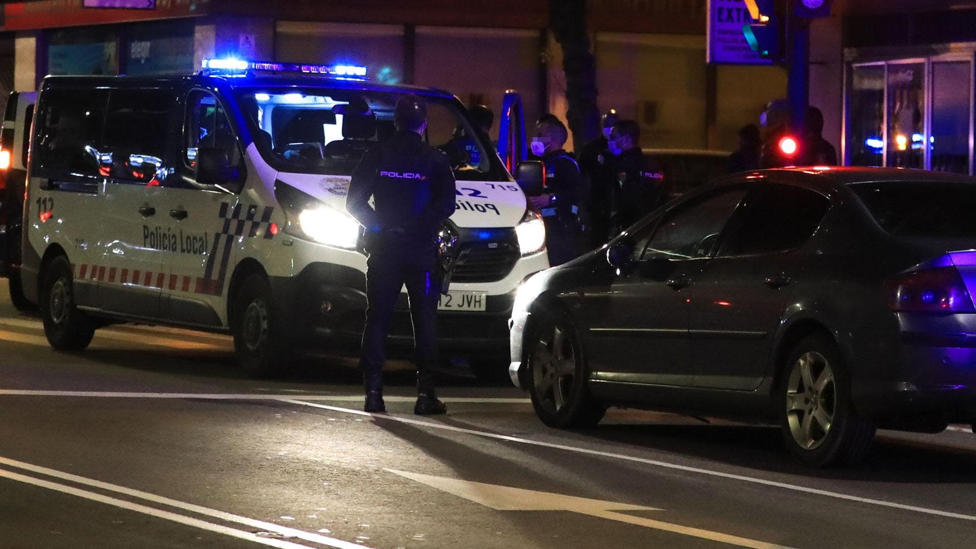 Decomisan armas blancas y objetos contundentes en un coche sin seguro ni ITV de madrugada