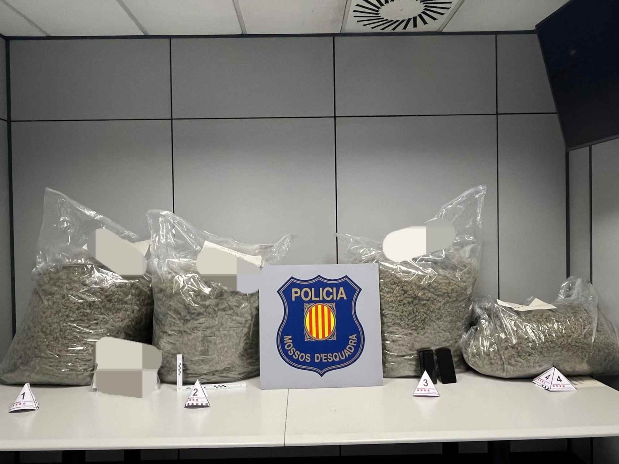 Nueva detención por tráfico de drogas: Preso hombre por transportar 55 kilos de marihuana en Badalona.